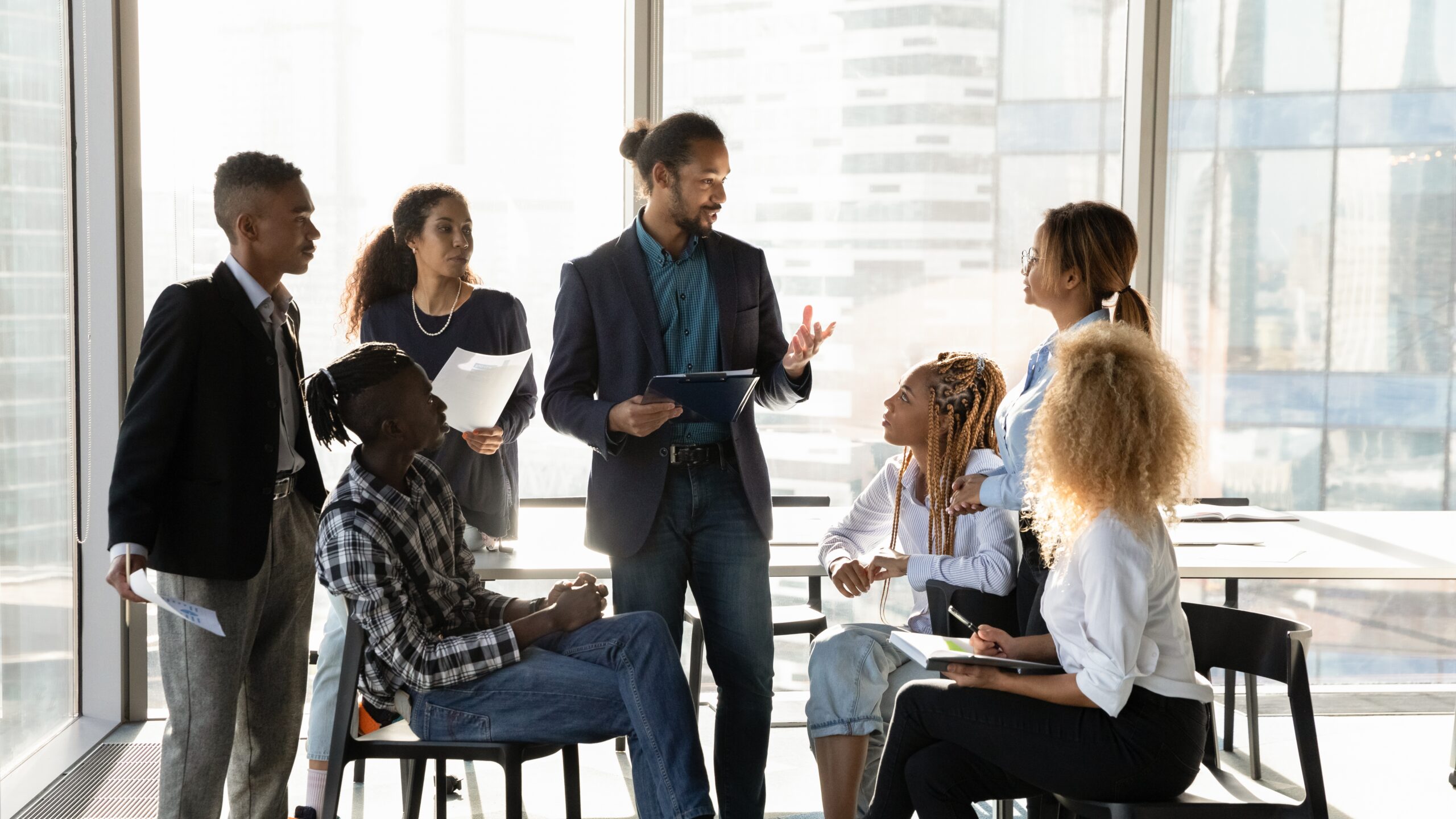 leader mentoring team on sales pitch